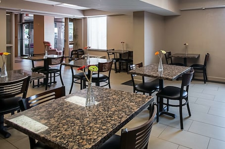 Desayuno completo incluido todos los días . Quality Inn near Potomac Mills