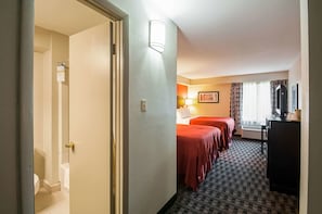 Combined shower/tub, free toiletries, hair dryer, towels