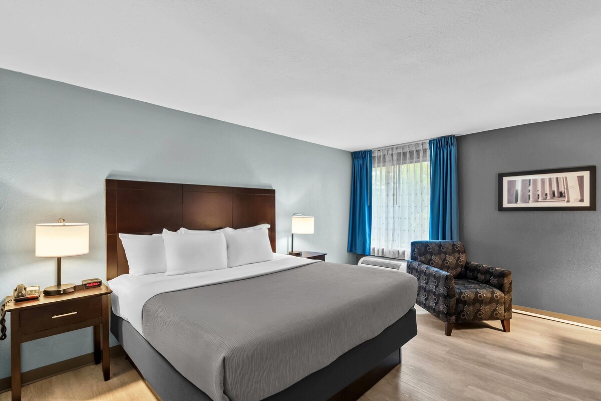 Pillowtop beds, in-room safe, desk, laptop workspace