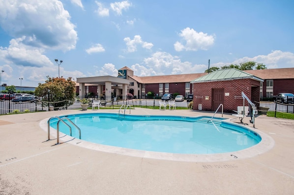 Seasonal outdoor pool, pool umbrellas, sun loungers