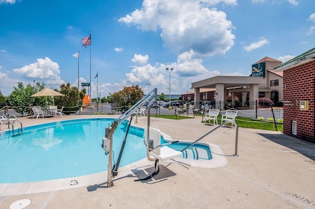 Una piscina al aire libre de temporada, sombrillas. Quality Inn near Potomac Mills