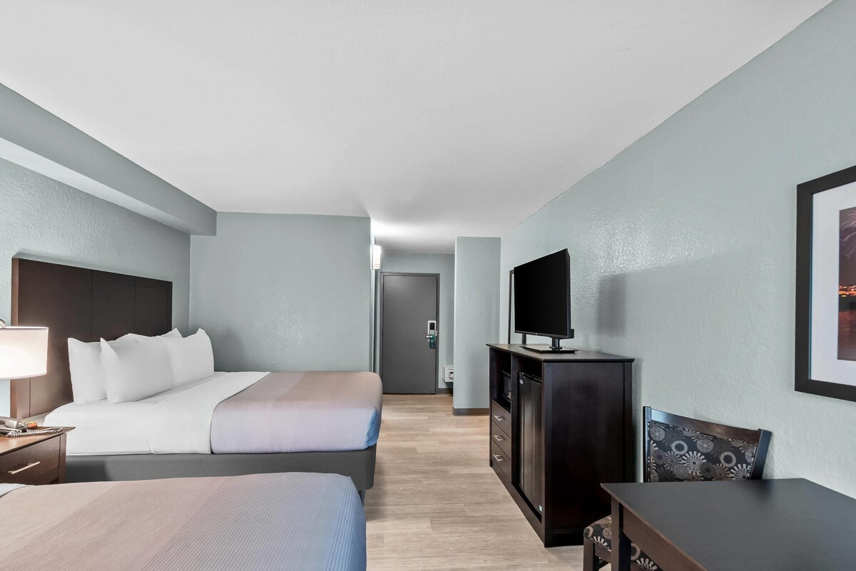 Pillowtop beds, in-room safe, desk, laptop workspace