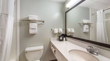 Une salle de bain moderne équipée de toilettes, d’un lavabo et d’un porte-serviettes.
