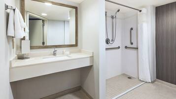 Quarto, 1 cama King (Mobility/Hearing Access, Roll-In Shwr) | Banheiro | Chuveiro/banheira combinados, produtos de toalete grátis