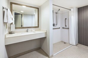 Quarto, 1 cama King e sofá-cama (Mobility/Hearing Access, Roll-In Shwr) | Banheiro | Chuveiro/banheira combinados, produtos de toalete grátis