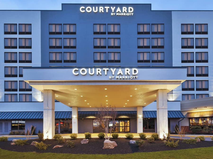 Un hotel Courtyard by Marriott con una facciata moderna, numerose finestre e un ingresso ben illuminato.