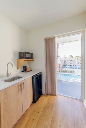 Deluxe Room, 2 Queen Beds | Terrace/patio - Dunes Inn & Suites (Tybee Island)