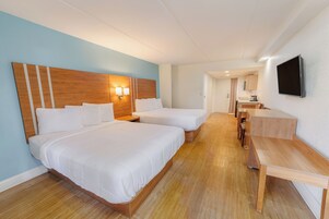 Habitación Deluxe, 2 camas de matrimonio, cocina básica | Cortinas opacas, camas supletorias, wifi gratis y ropa de cama