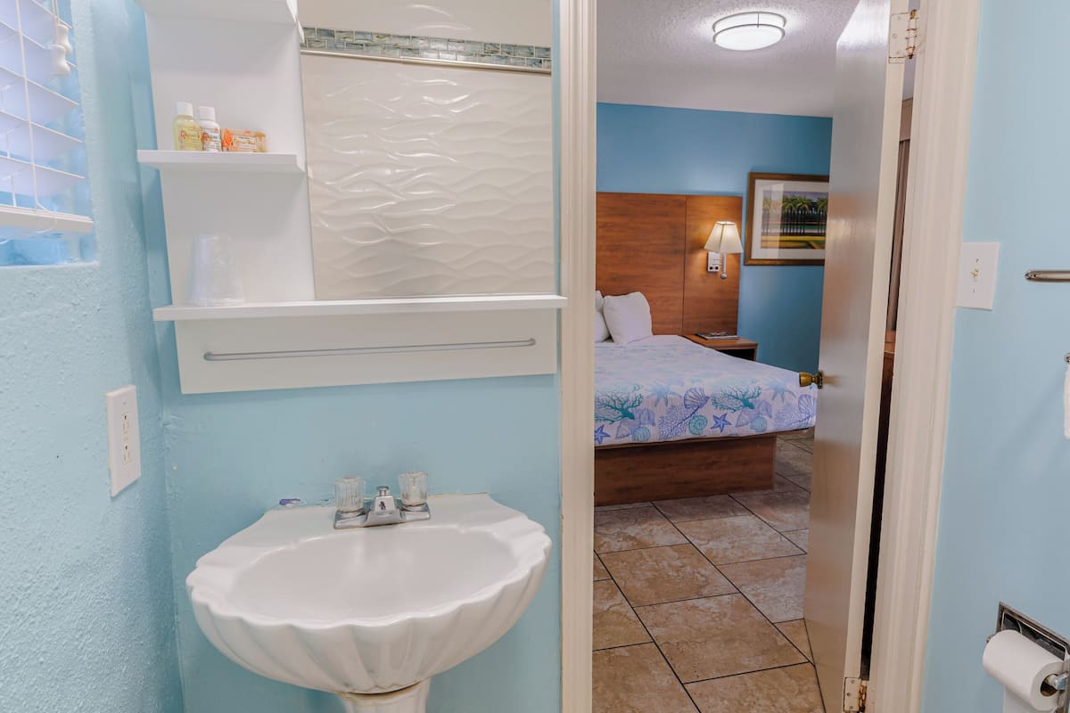 Room, Non Smoking (Small King Room - Annex) | Blackout curtains, rollaway beds, free WiFi, bed sheets