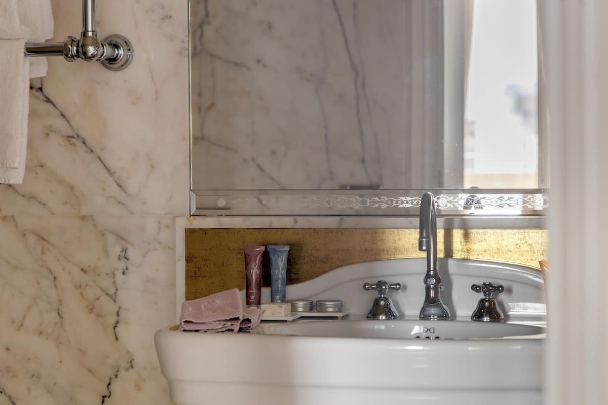 junior studio suite, terrace, lagoon view | bathroom | free toiletries, hair dryer, bathrobes, slippers