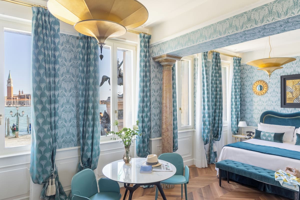 Studio Suite Junior, quang cảnh eo biển | Bộ đồ giường cao cấp, chăn bông, minibar, két bảo mật tại phòng 