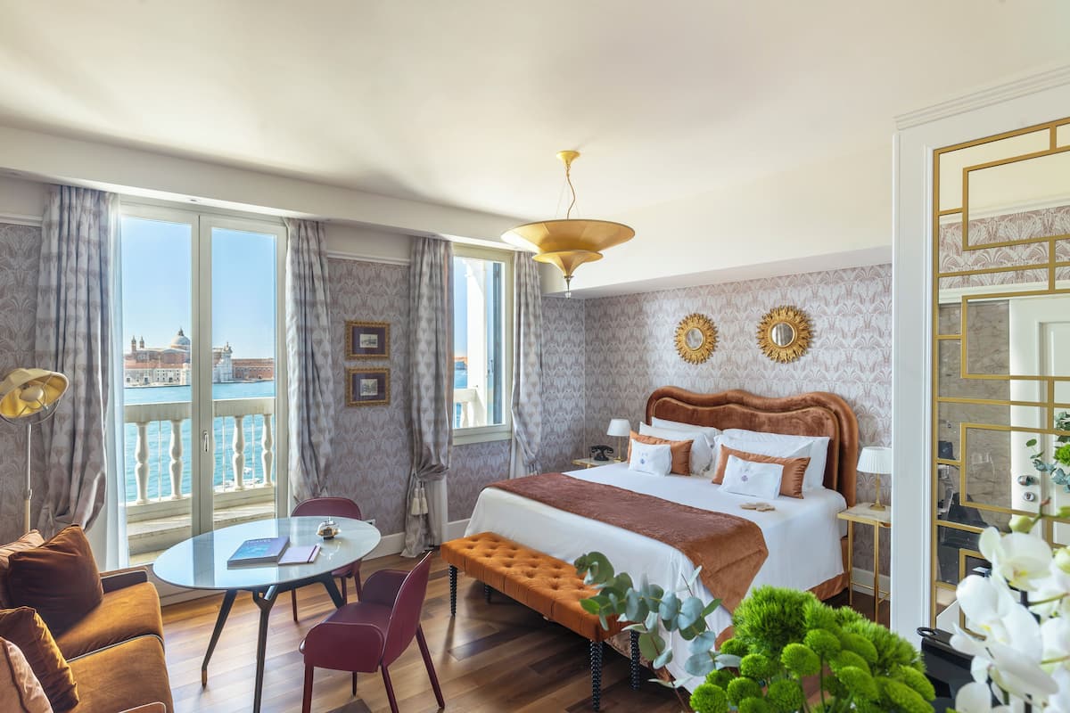 Studio Suite Junior, hiên, quang cảnh eo biển | Bộ đồ giường cao cấp, chăn bông, minibar, két bảo mật tại phòng 