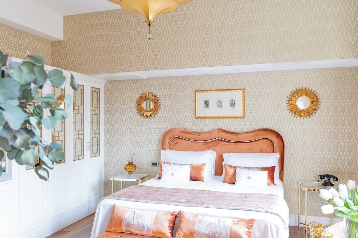 Phòng phong cách cổ điển, quang cảnh thành phố | Bộ đồ giường cao cấp, chăn bông, minibar, két bảo mật tại phòng 