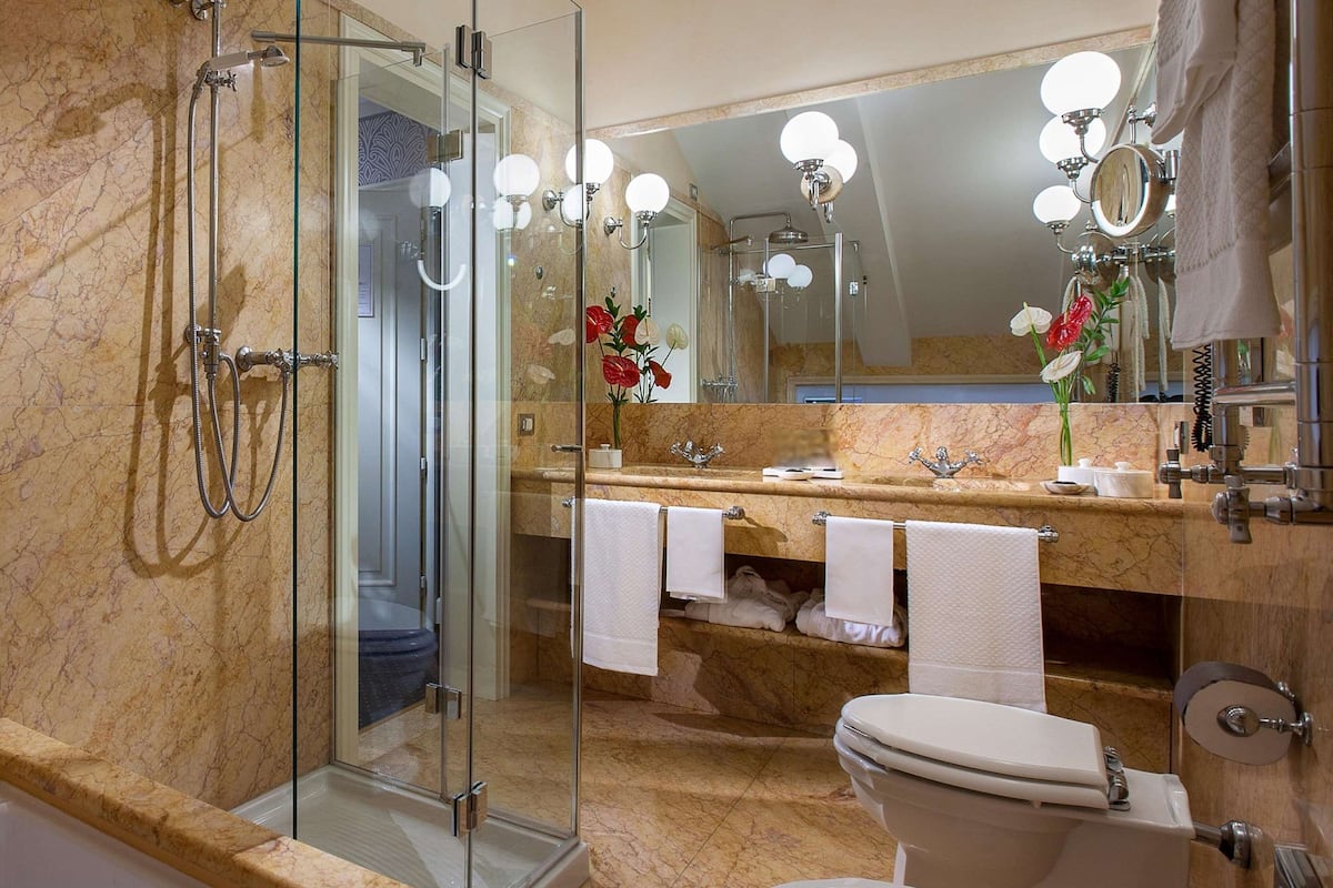 junior suite, lagoon view | bathroom | free toiletries, hair dryer, bathrobes, slippers