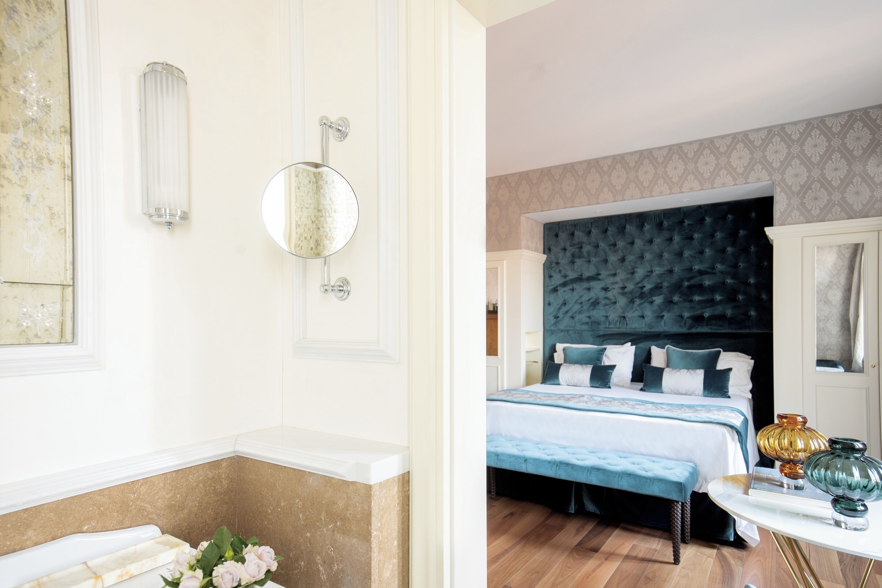 Un bagno con una vasca, uno specchio e un punto luce a parete.