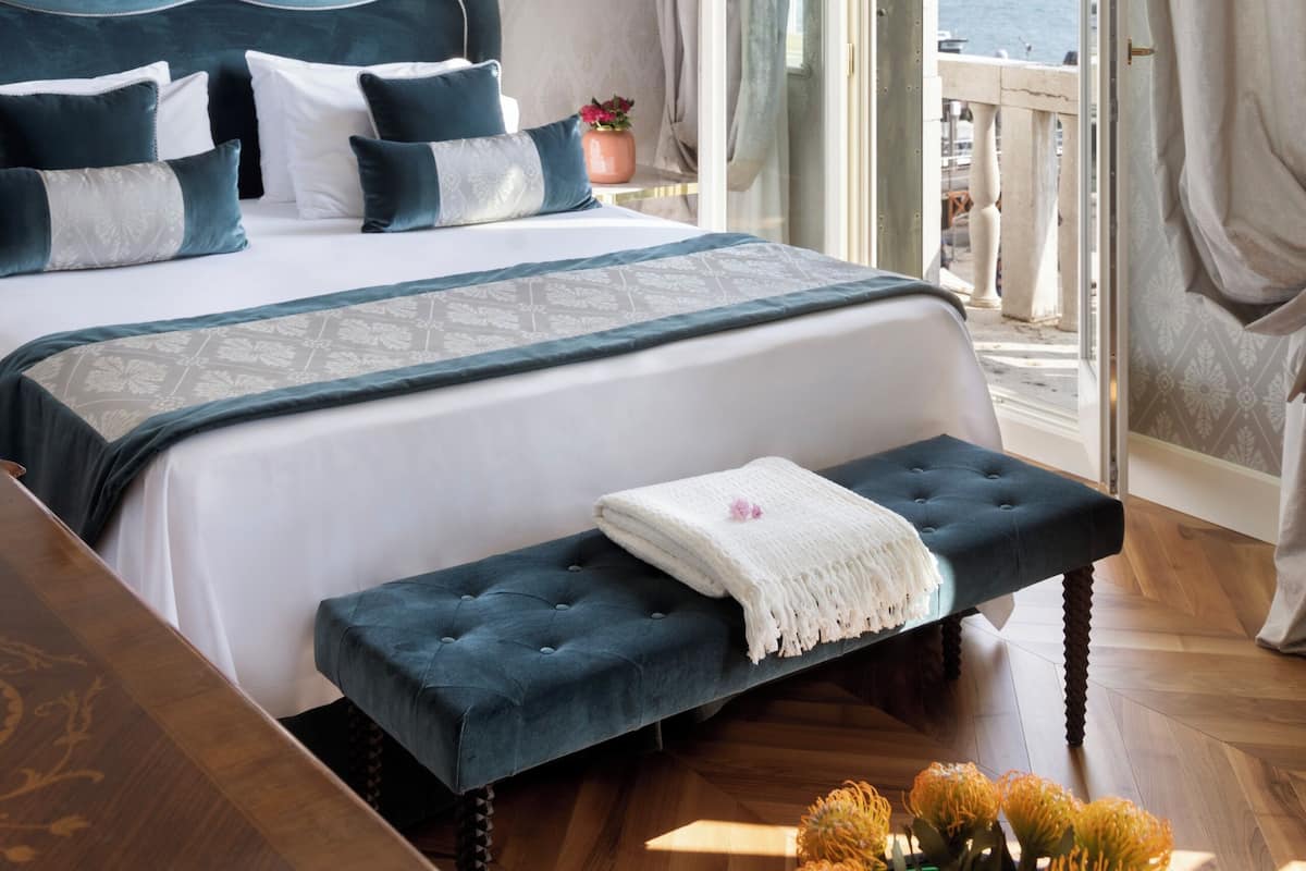 Studio Suite Junior, ban công, quang cảnh eo biển | Bộ đồ giường cao cấp, chăn bông, minibar, két bảo mật tại phòng 