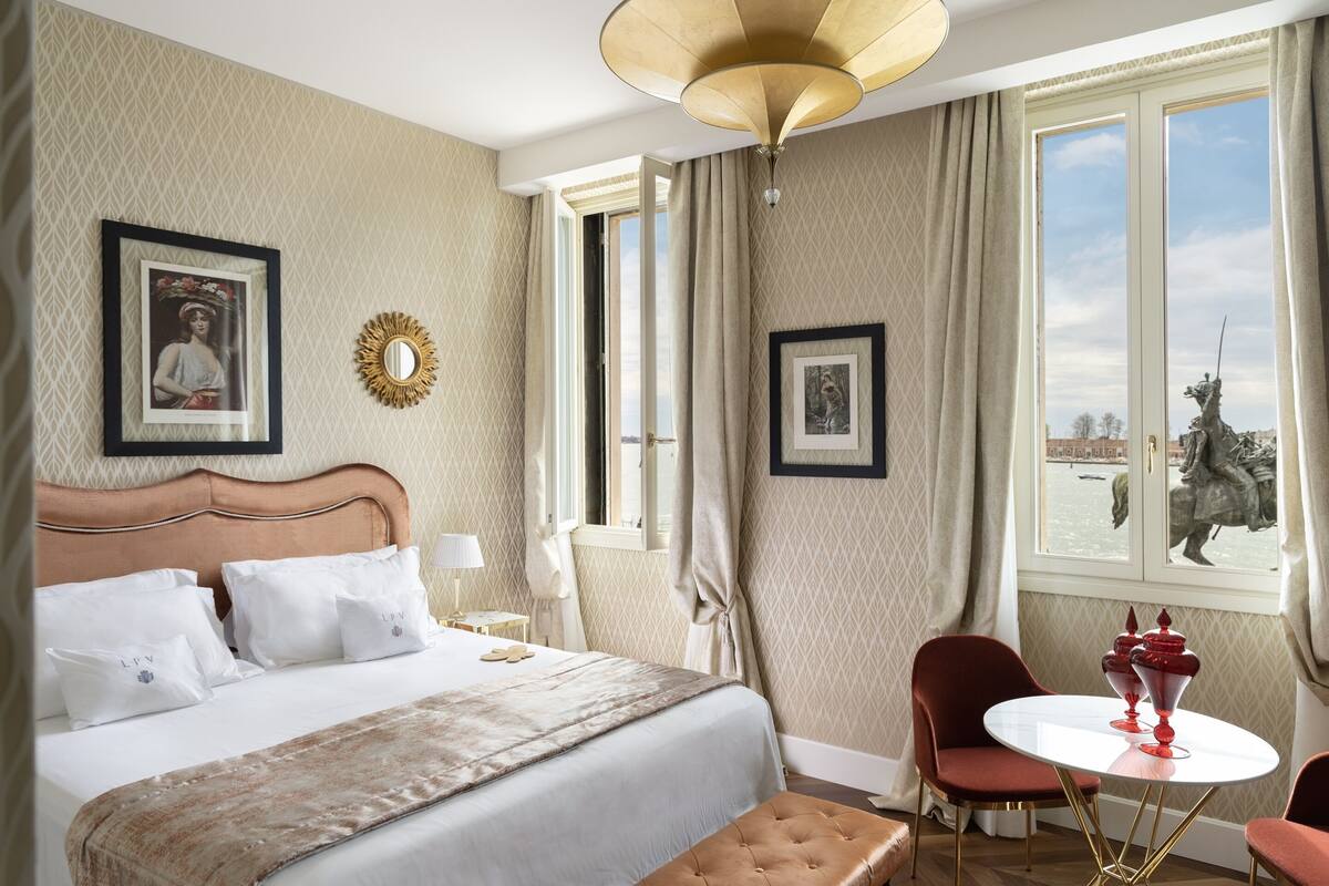 Phòng Deluxe, quang cảnh eo biển | Bộ đồ giường cao cấp, chăn bông, minibar, két bảo mật tại phòng 