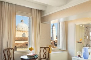 Classic Room, City View | Premium bedding, down comforters, minibar, in-room safe - Londra Palace Venezia (Venice)