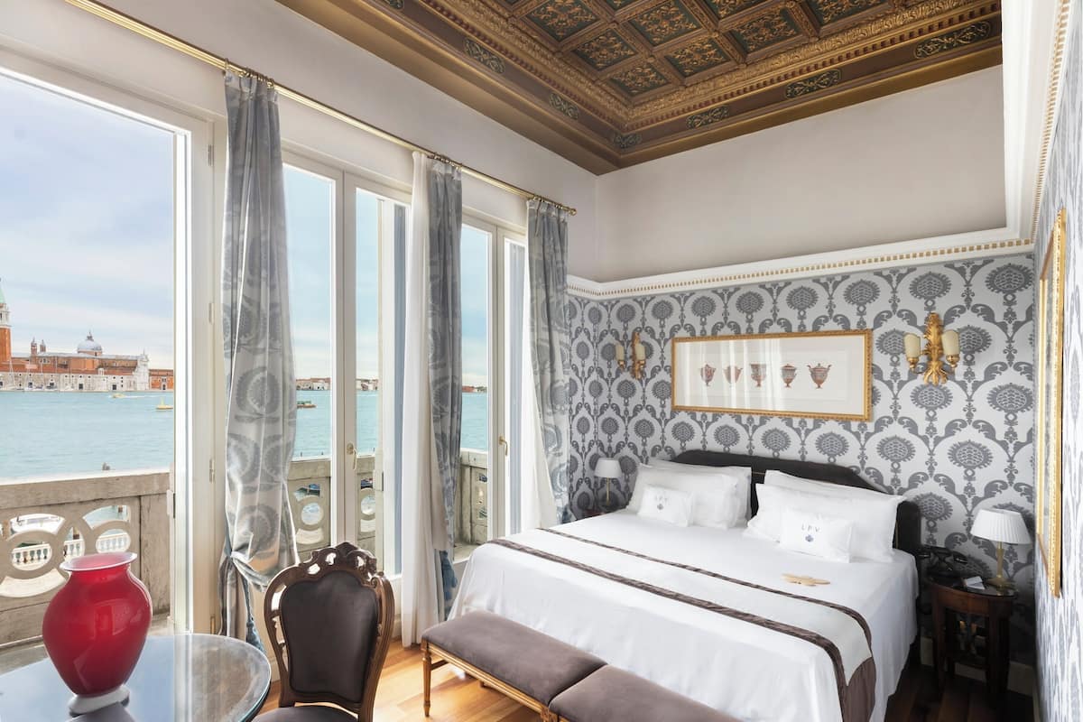 Phòng Deluxe, ban công, quang cảnh eo biển | Bộ đồ giường cao cấp, chăn bông, minibar, két bảo mật tại phòng 