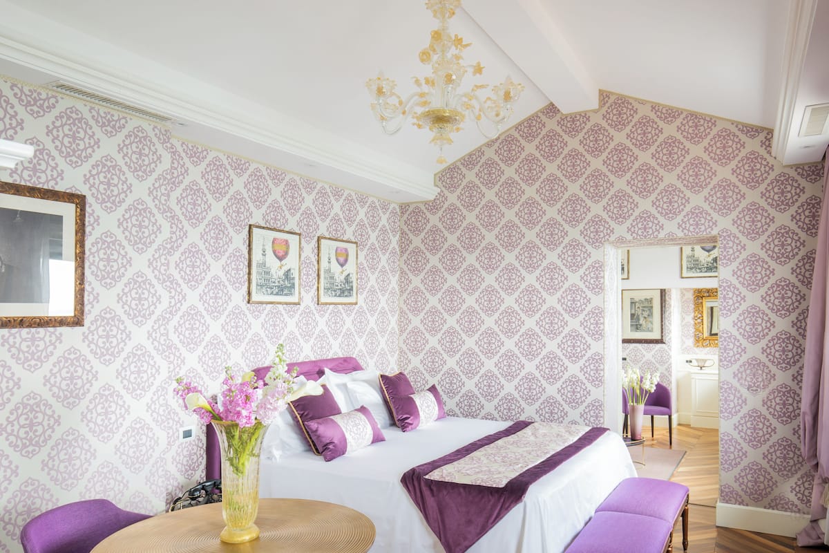 Phòng Suite có thiết kế đặc trưng, quang cảnh eo biển (Jules Verne) | Bộ đồ giường cao cấp, chăn bông, minibar, két bảo mật tại phòng 