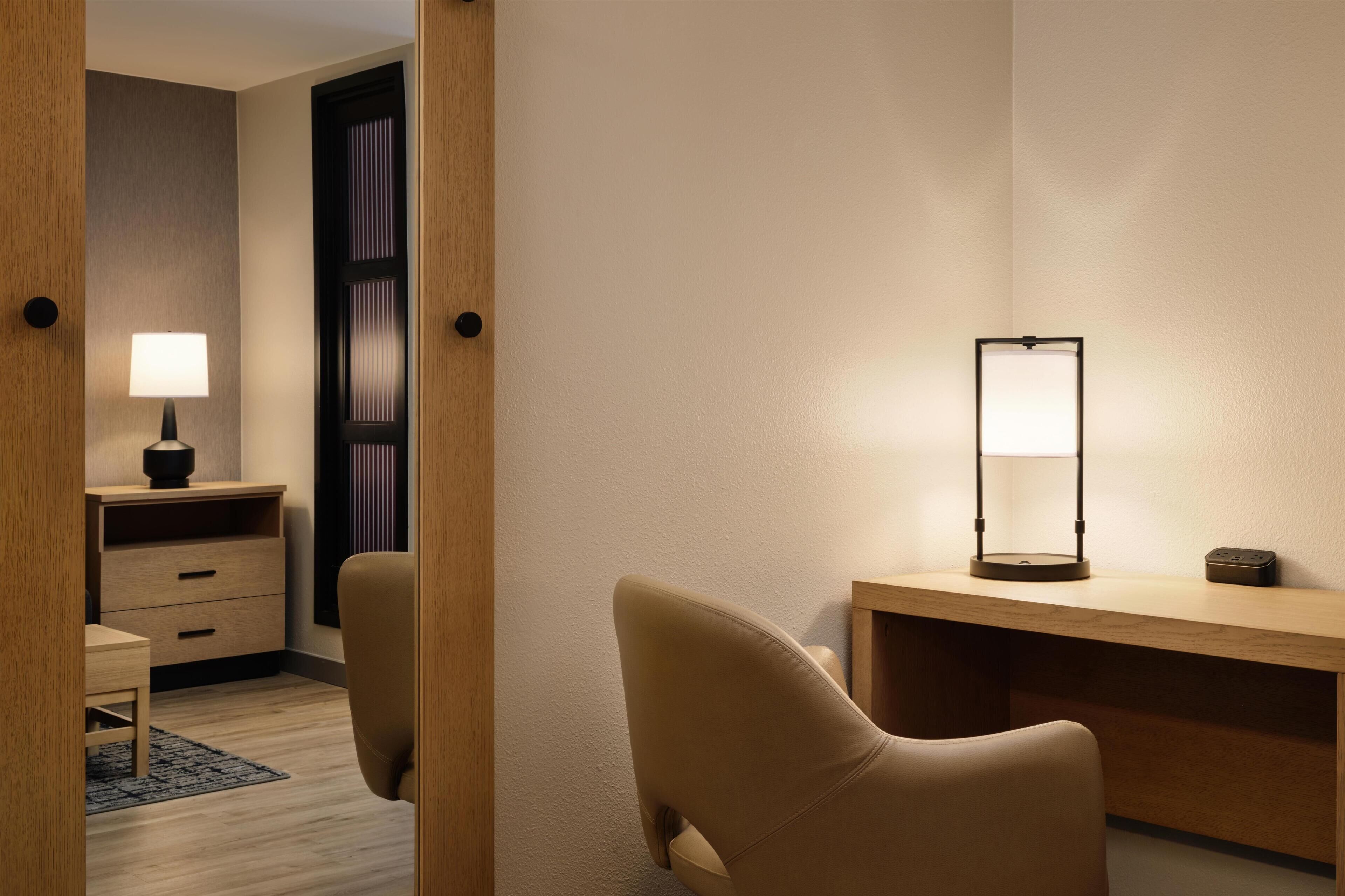 Luxe beddengoed, een bureau, een laptopwerkplek