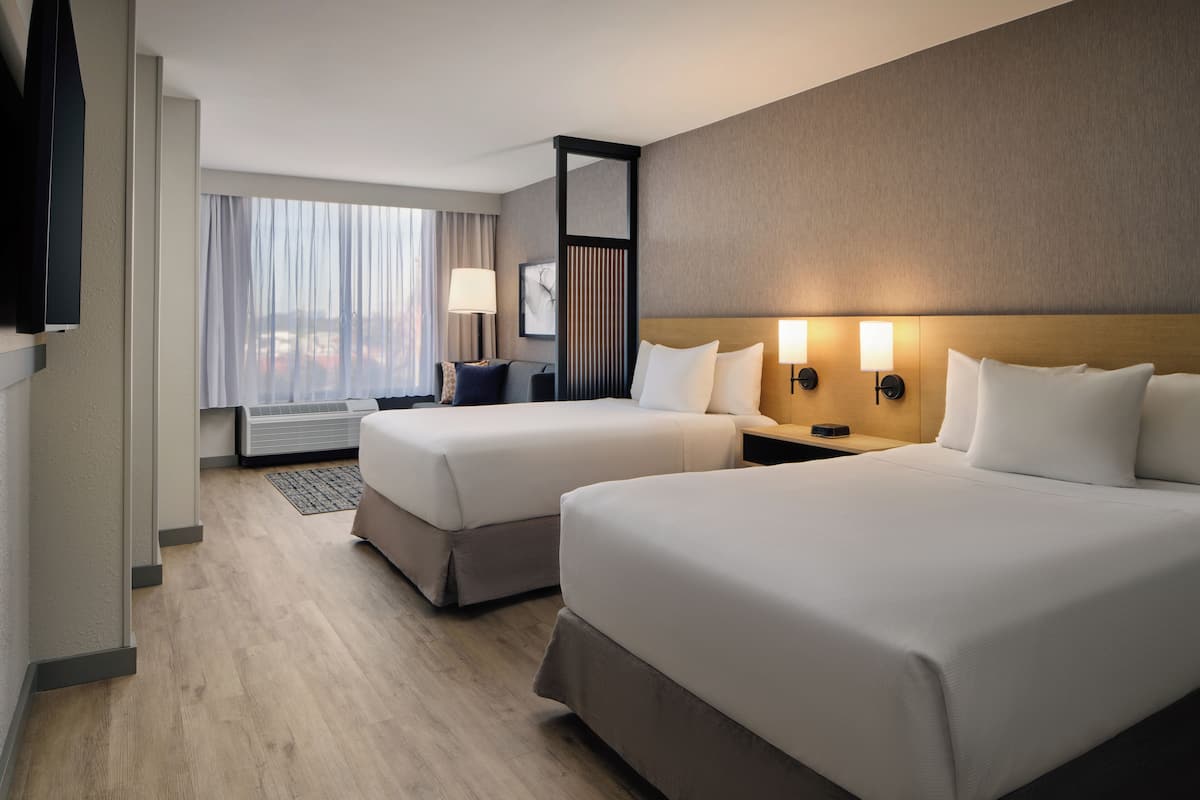 Seprai premium, meja kerja, dan ruang kerja ramah laptop