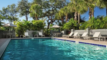 Piscina externa, funciona das 10h às 22h, espreguiçadeiras