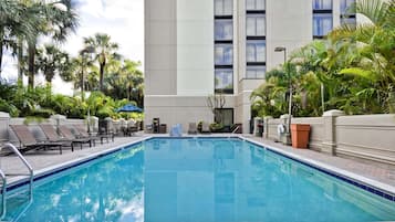 Ulkouima-allas avoinna 10.00–22.00, aurinkotuoleja