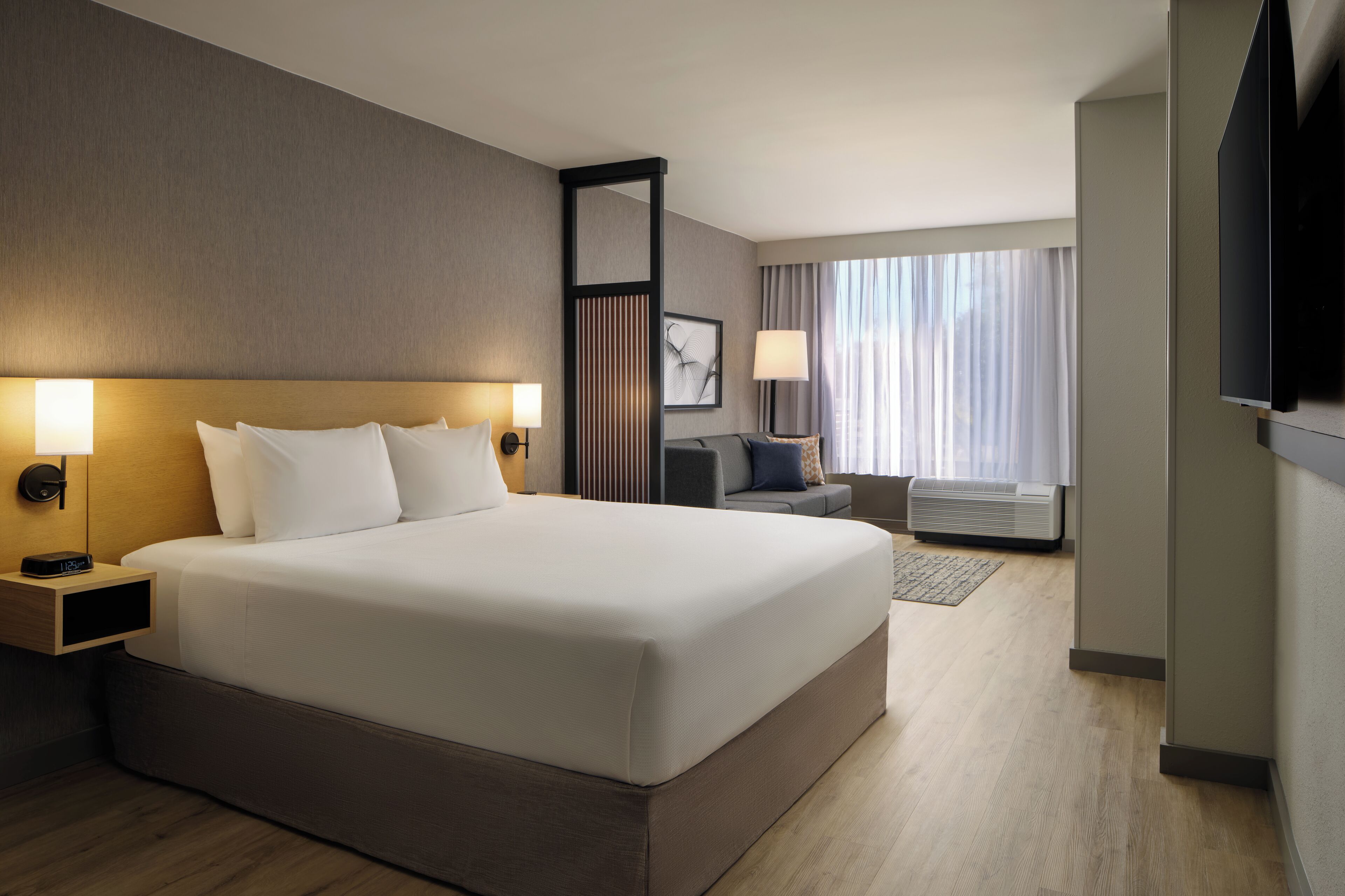 Seprai premium, meja kerja, dan ruang kerja ramah laptop