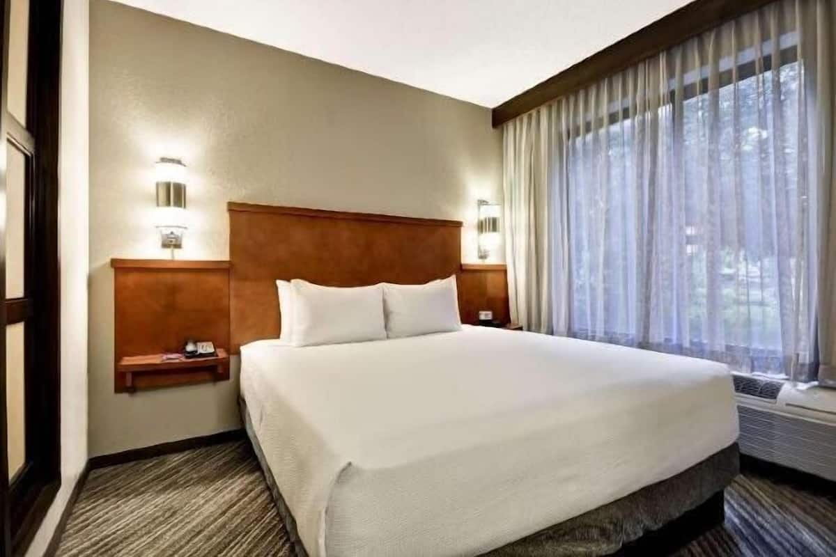 Hochwertige Bettwaren, Schreibtisch, laptopgeeigneter Arbeitsplatz