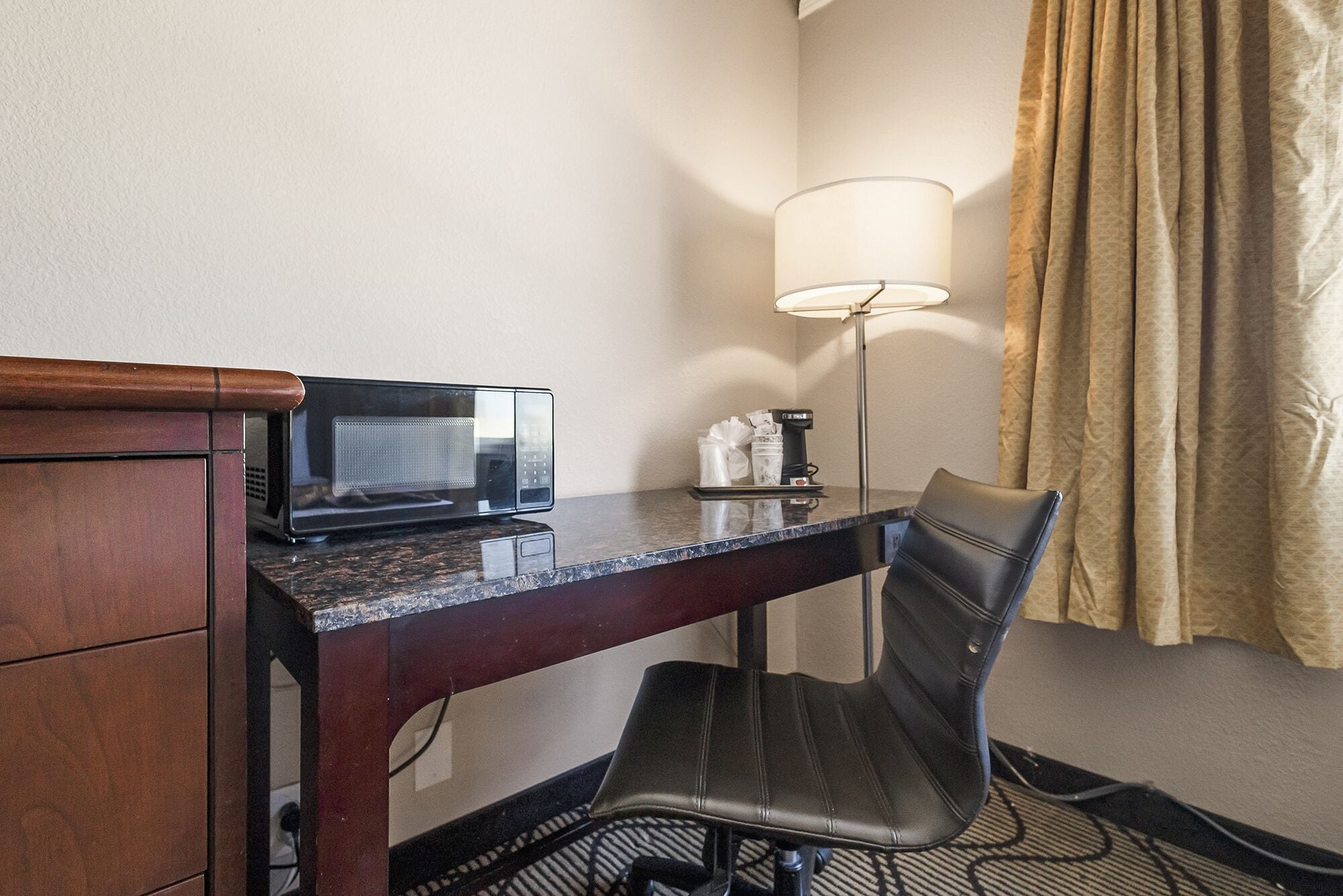 Escrivaninha, cortinas blackout, ferros/tábuas de passar roupa