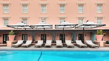 Alberca al aire libre, acceso de 08:00 a 20:00, y camastros