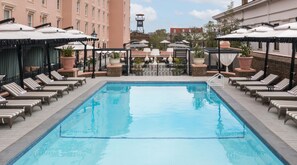 Ulkouima-allas avoinna 8.00–20.00, aurinkotuoleja