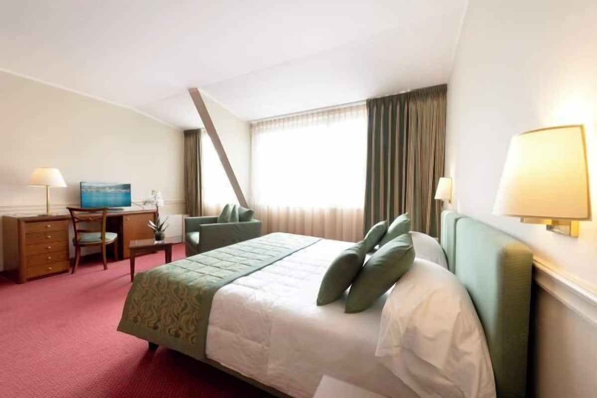Peralatan tempat tidur premium, bar mini, peti besi dalam bilik, meja