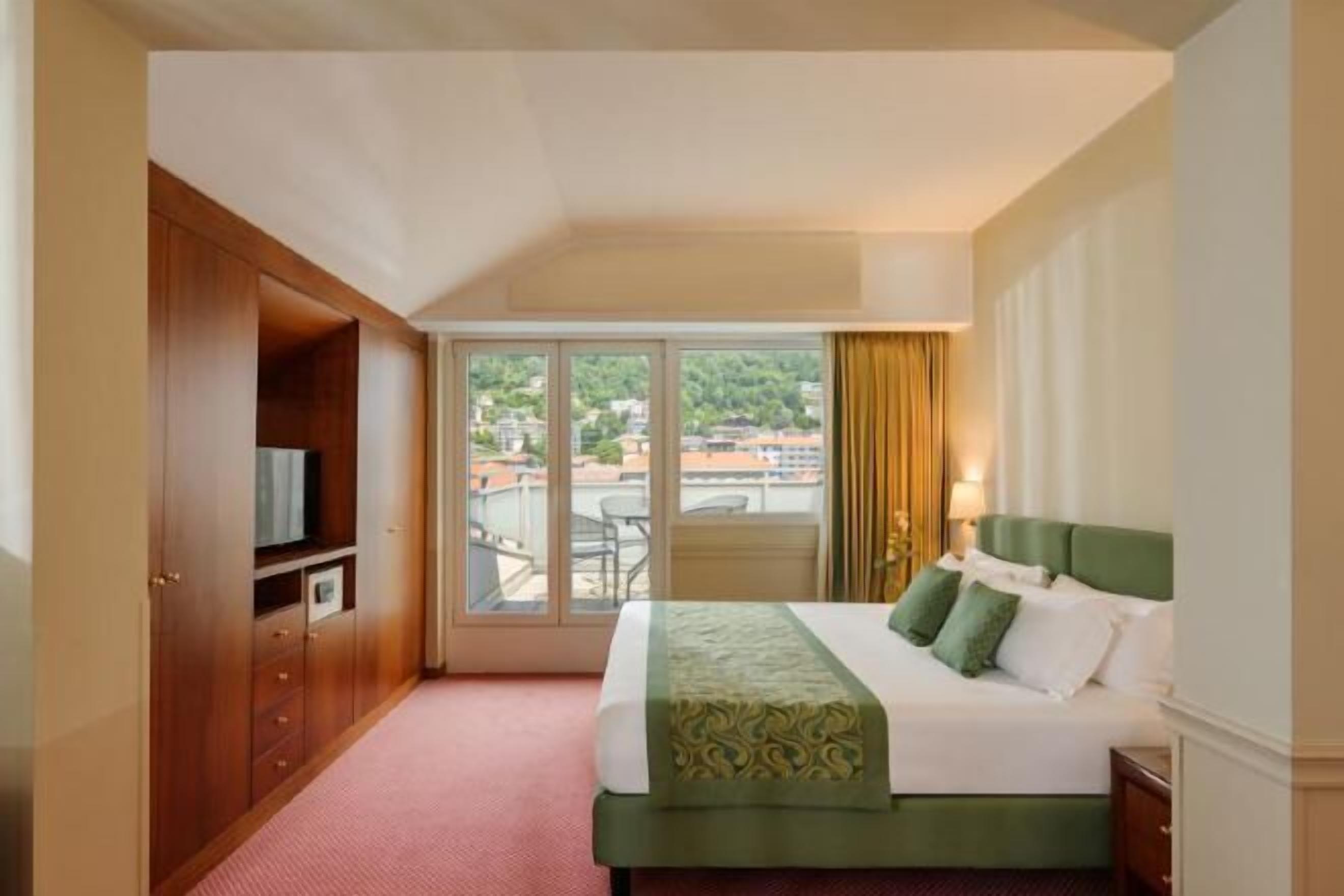 Ropa de cama de alta calidad y minibar 