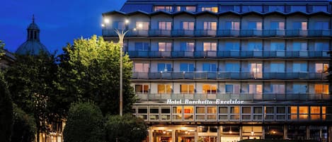 Vista frontal de la propiedad por la tarde o noche