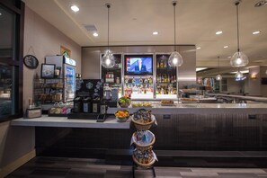 2 restaurants, breakfast served