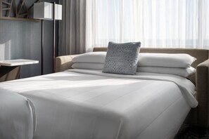 Biancheria da letto ipoallergenica, una scrivania, ferro/asse da stiro