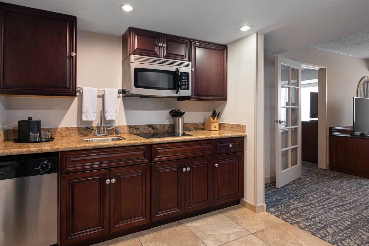 fridge, coffee/tea maker