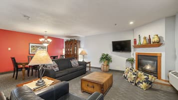 Suite, 2 Bedrooms, Non Smoking (1 King Bed and 2 Queen Beds) | Living area | LCD TV