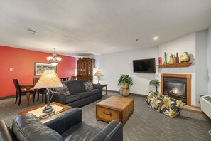 Suite, 2 habitaciones, para no fumadores (1 King Bed and 2 Queen Beds) | Área de sala de estar | Televisión LCD 