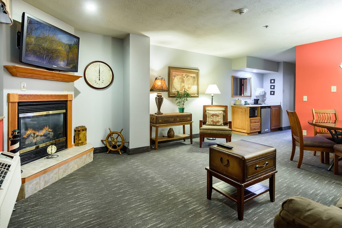 suite, 1 bedroom, non smoking, jetted tub (1 king bed) | living room | lcd tv