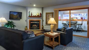 Suite, 2 soverom, ikke-røyk (1 King Bed and 2 Queen Beds) | Oppholdsrom | LCD-TV