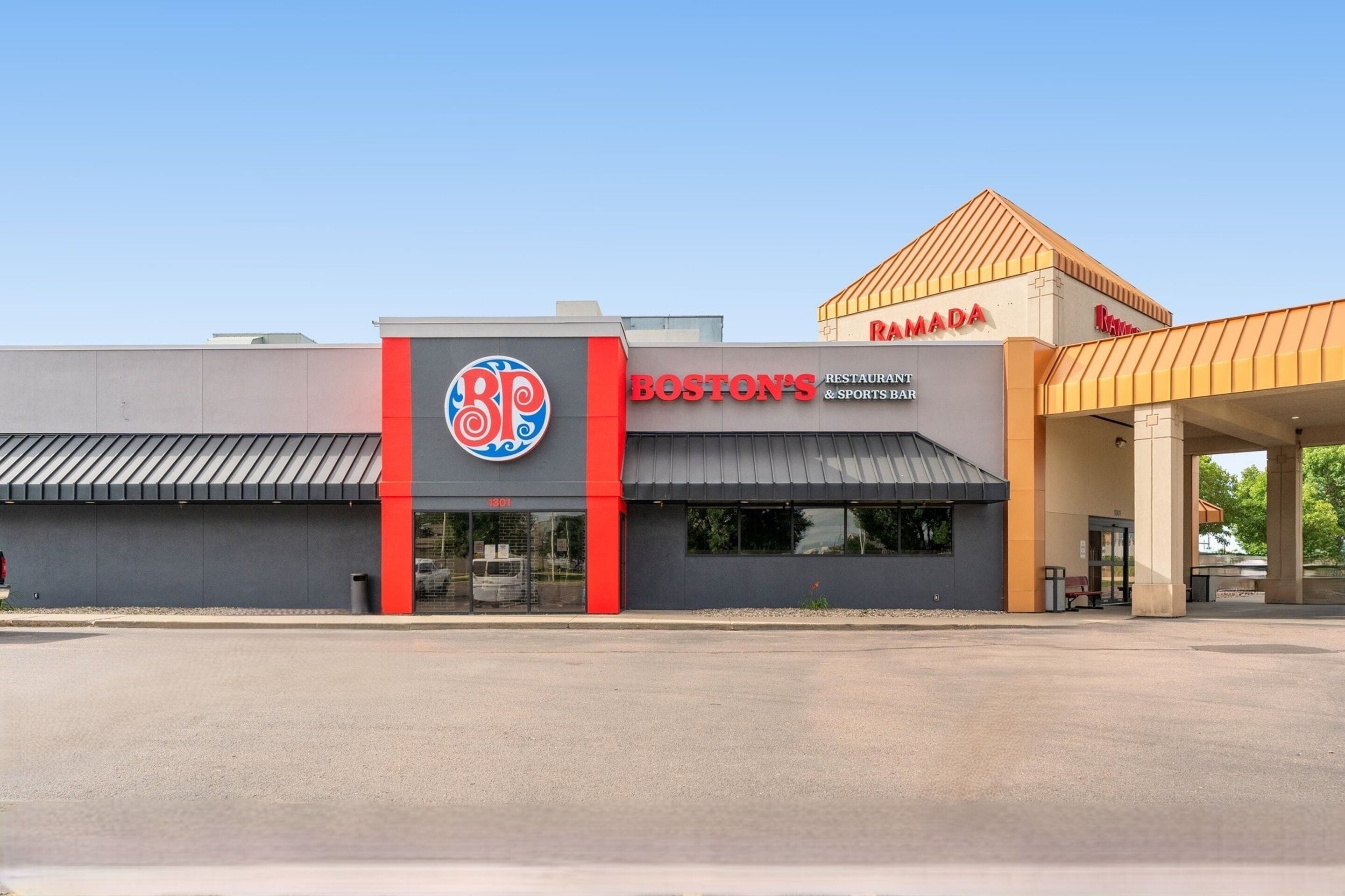 Se sirven desayunos, comidas, cenas y pizza con vista a la alberca