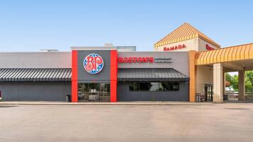 Se sirven desayunos, comidas, cenas y pizza con vista a la alberca