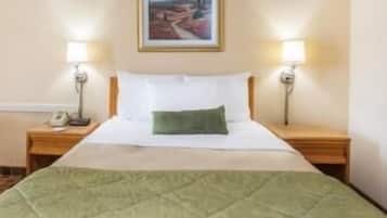 Camas con pillow-top, escritorio, cortinas blackout y insonorización