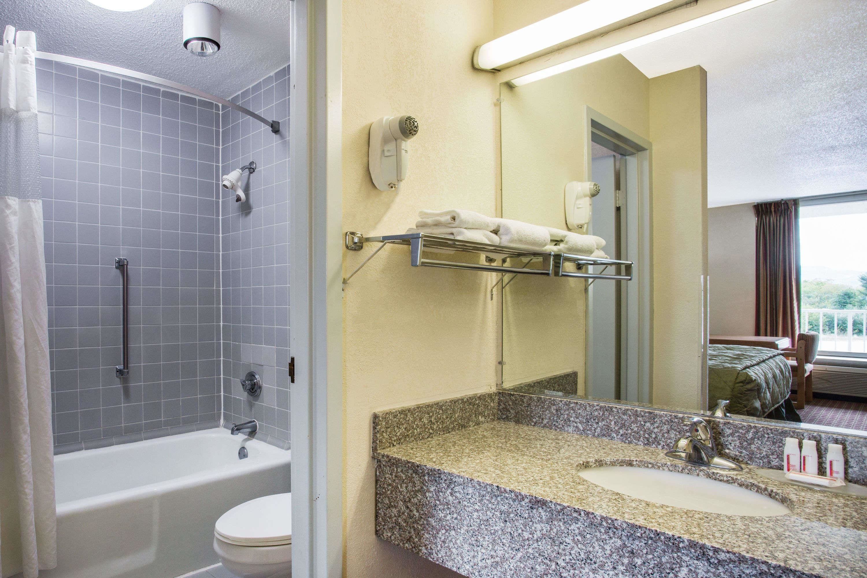 Duschwanne, Komfortbadewanne, kostenlose Toilettenartikel, Haartrockner