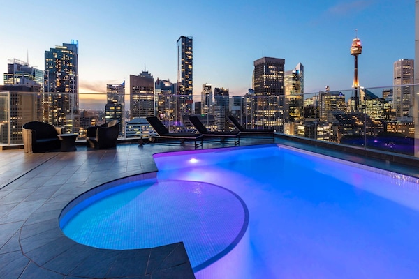 Ulkouima-allas avoinna 6.00–22.00, aurinkotuoleja