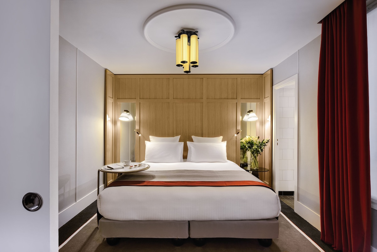 Premium bedding, free minibar, in-room safe, desk