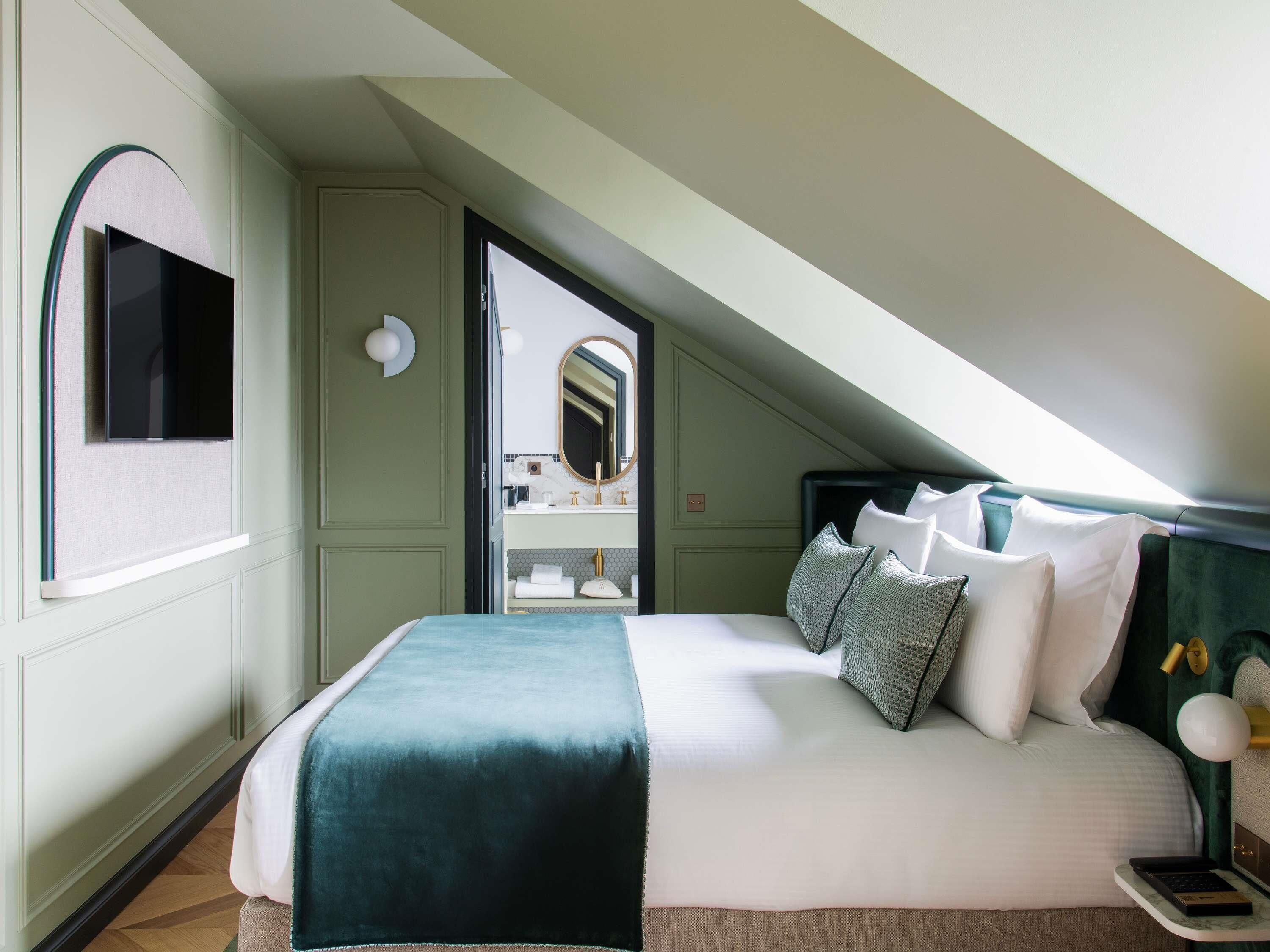 Signature Suite, 1 King Bed | Premium bedding, free minibar, in-room safe, desk